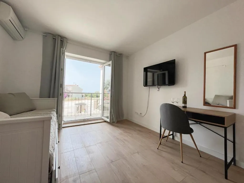 Caramel Comforts With Sea View In Stinjan Only 300 Meters From The Beach Pula Apartment