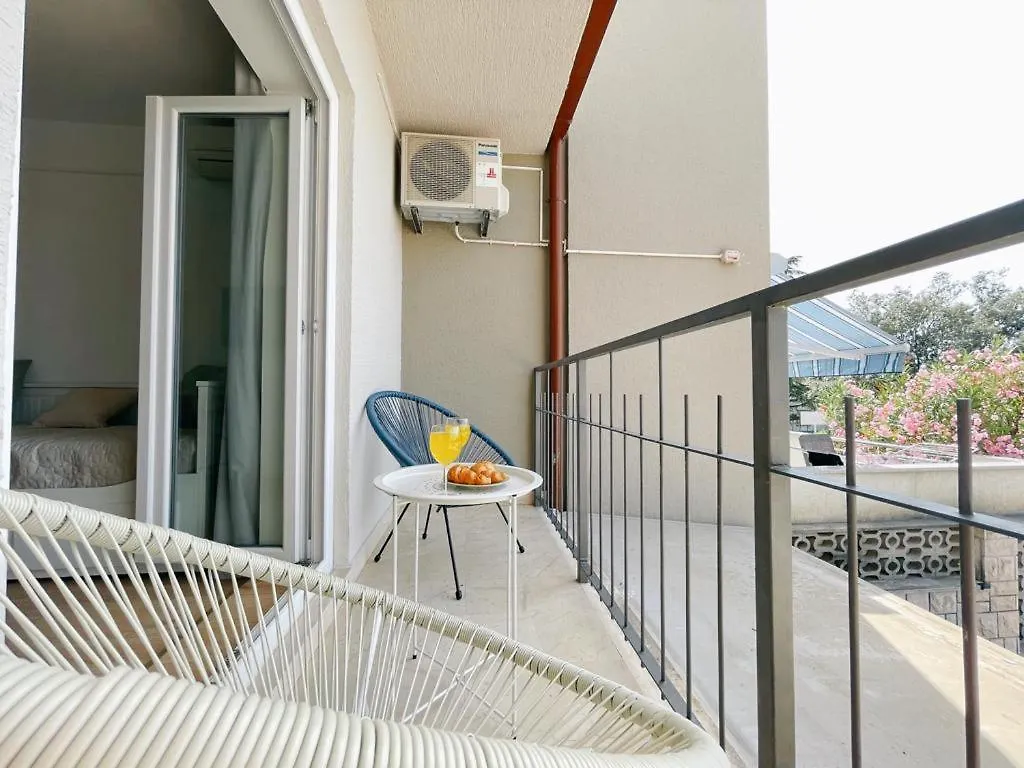 Caramel Comforts With Sea View In Stinjan Only 300 Meters From The Beach Pula Apartment
