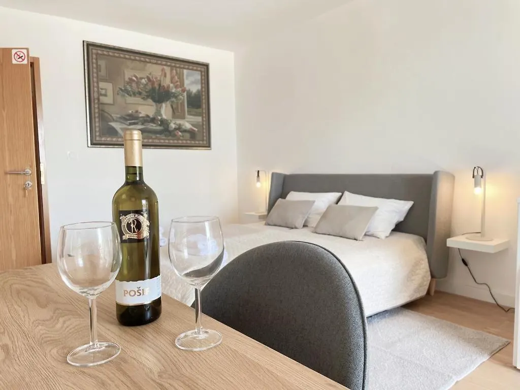 Caramel Comforts With Sea View In Stinjan Only 300 Meters From The Beach Pula