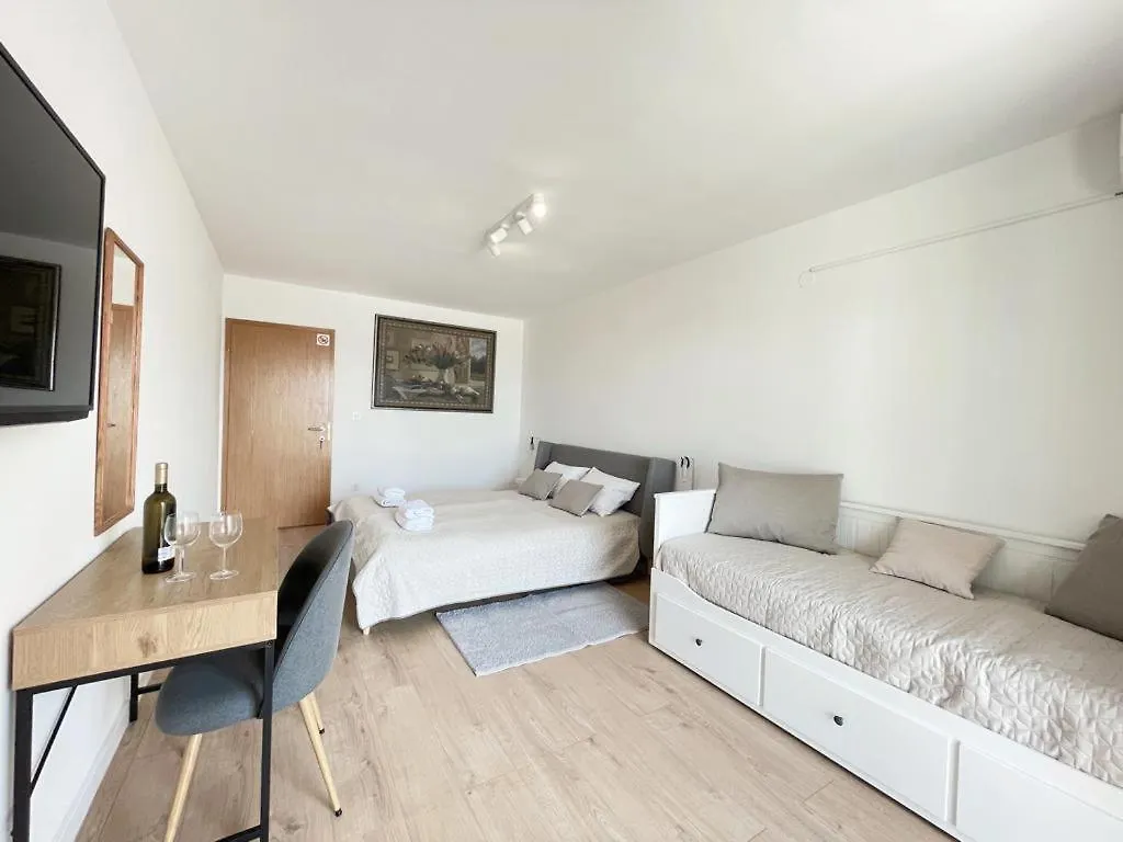 Caramel Comforts With Sea View In Stinjan Only 300 Meters From The Beach Pula