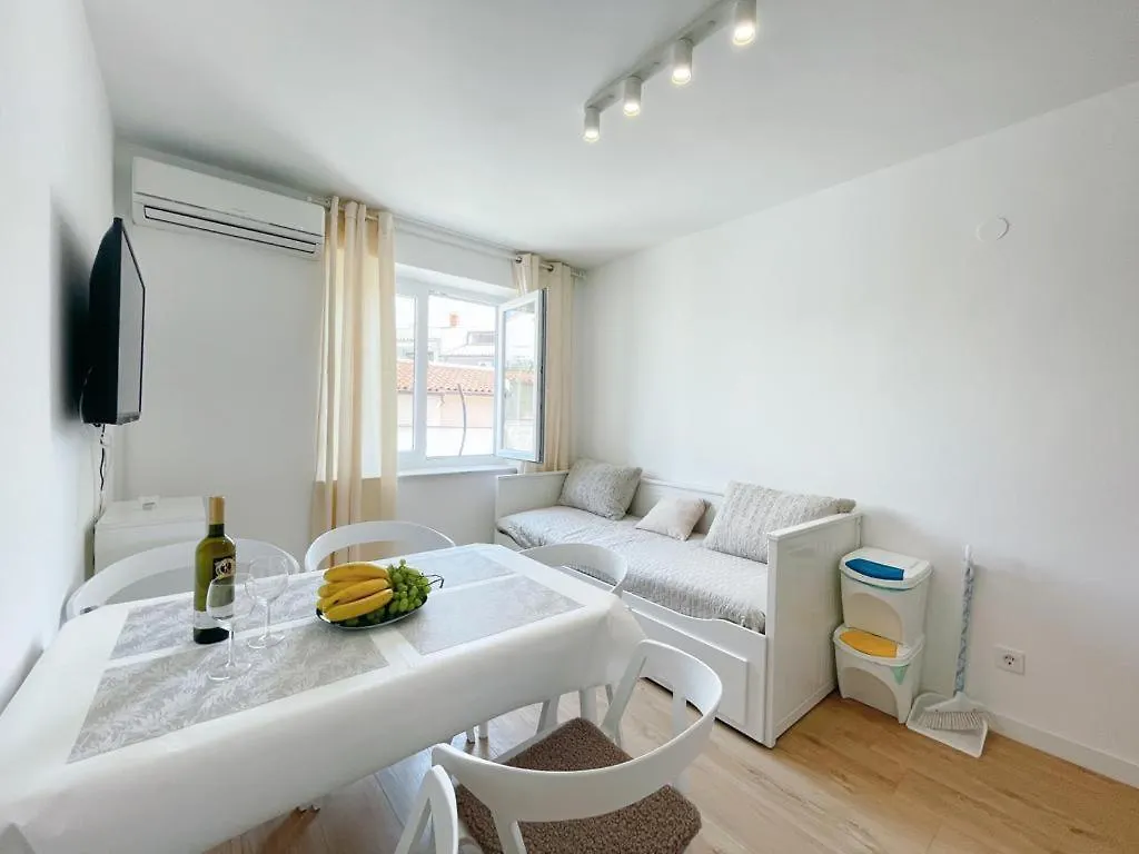 Caramel Comforts With Sea View In Stinjan Only 300 Meters From The Beach Pula Apartament